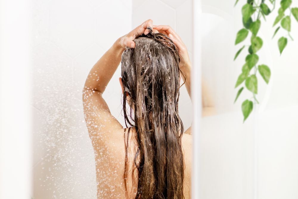 Se laver les cheveux : le shampoing pas toujours nécessaire !