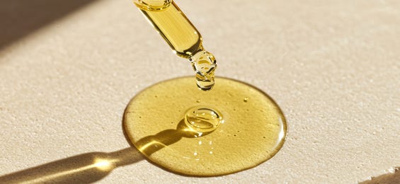 Olio di enotera: proprietà e benefici per pelle e capelli