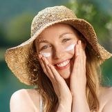 Veganistische en natuurlijke zonverzorging voor het gezicht