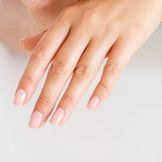Naturlig vård för vackra naglar