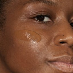 MÁDARA Organic Skincare SKINONYM Semi-Matte Peptide Foundation - 85 Umber