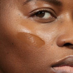 MÁDARA Organic Skincare SKINONYM Semi-Matte Peptide Foundation - 80 Fudge
