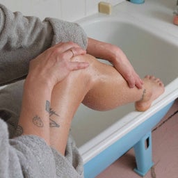 Tělový peeling s příchutí cukrového jablka - 140 g